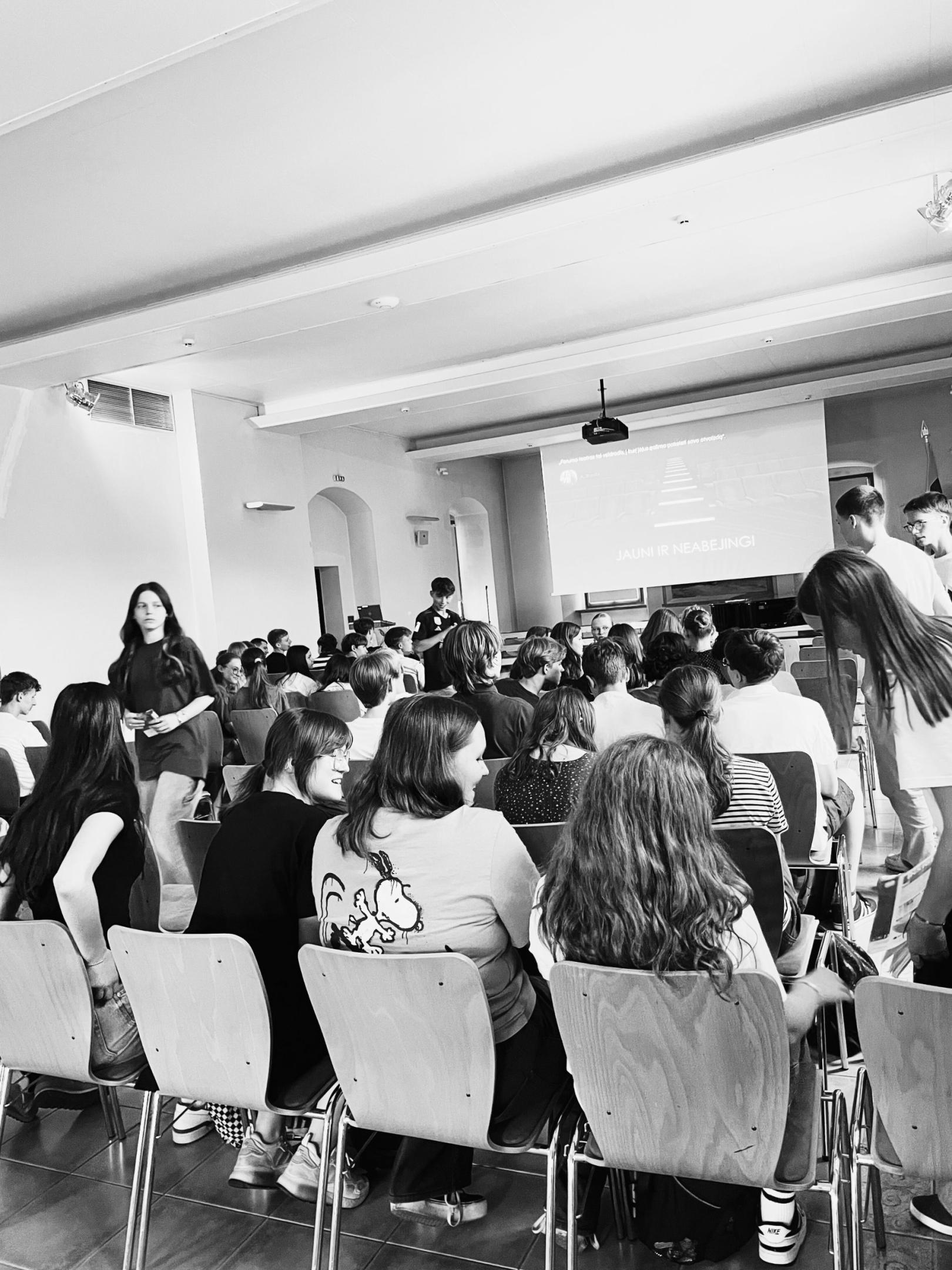 Read more about the article JAUNI IR NEABEJINGI – „Mes tikime taika, bet ne pasyvumu!” (Augusto Boal)